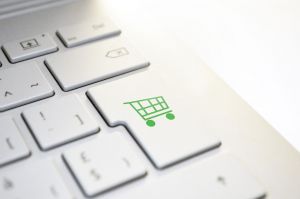 Jobban védi az internetes vásárlókat a tisztességtelen kereskedőktől az új szabályozás